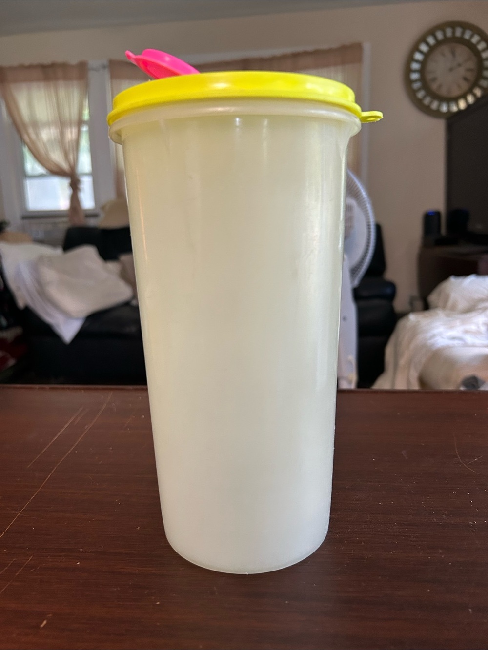 Vintage Tupperware 48 ounce drinks, container with yellow lid and pink pour top